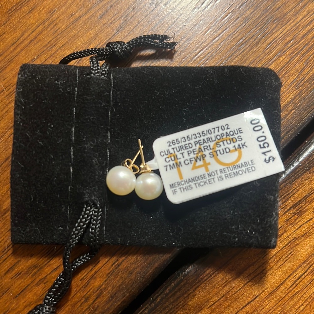 NWT Macy’s 7mm Pearl 14K Gold Stud Earrings